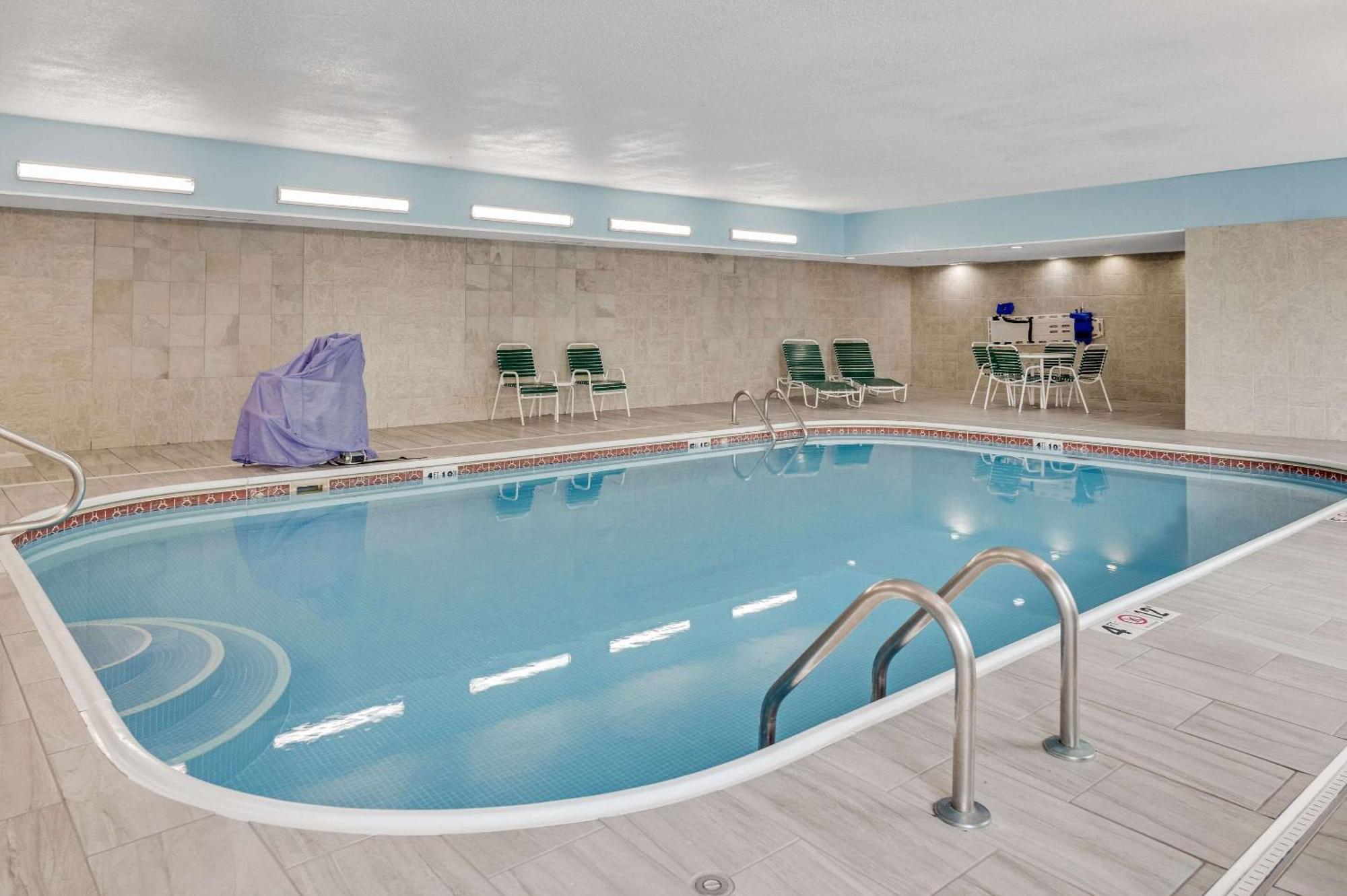 Country Inn & Suites By Radisson, Grand Rapids Airport, Mi Cascade Exterior foto