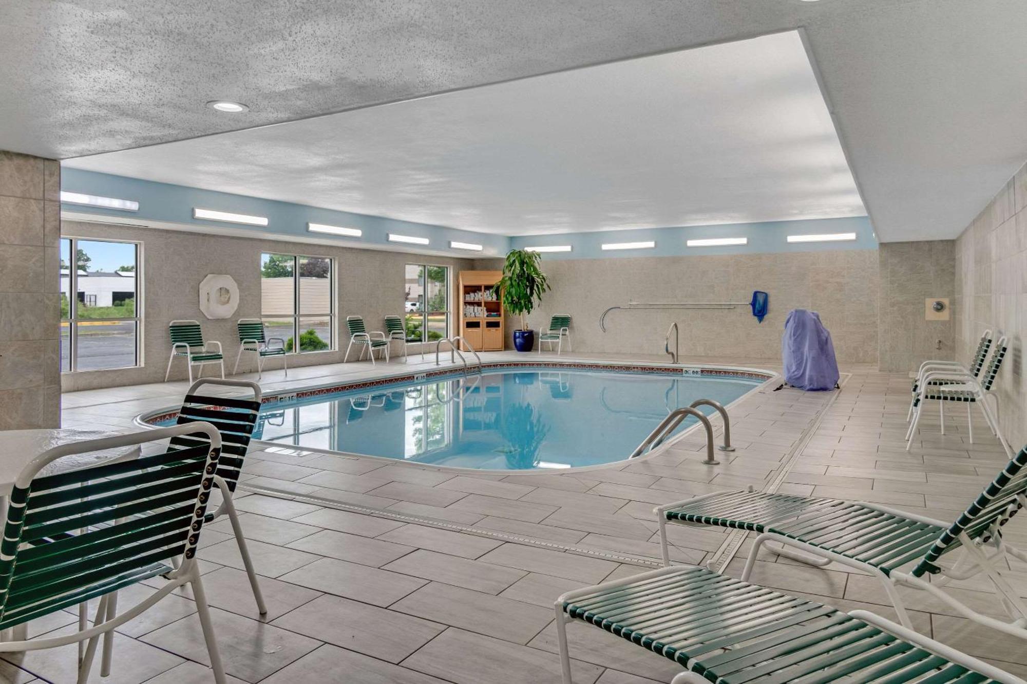 Country Inn & Suites By Radisson, Grand Rapids Airport, Mi Cascade Exterior foto